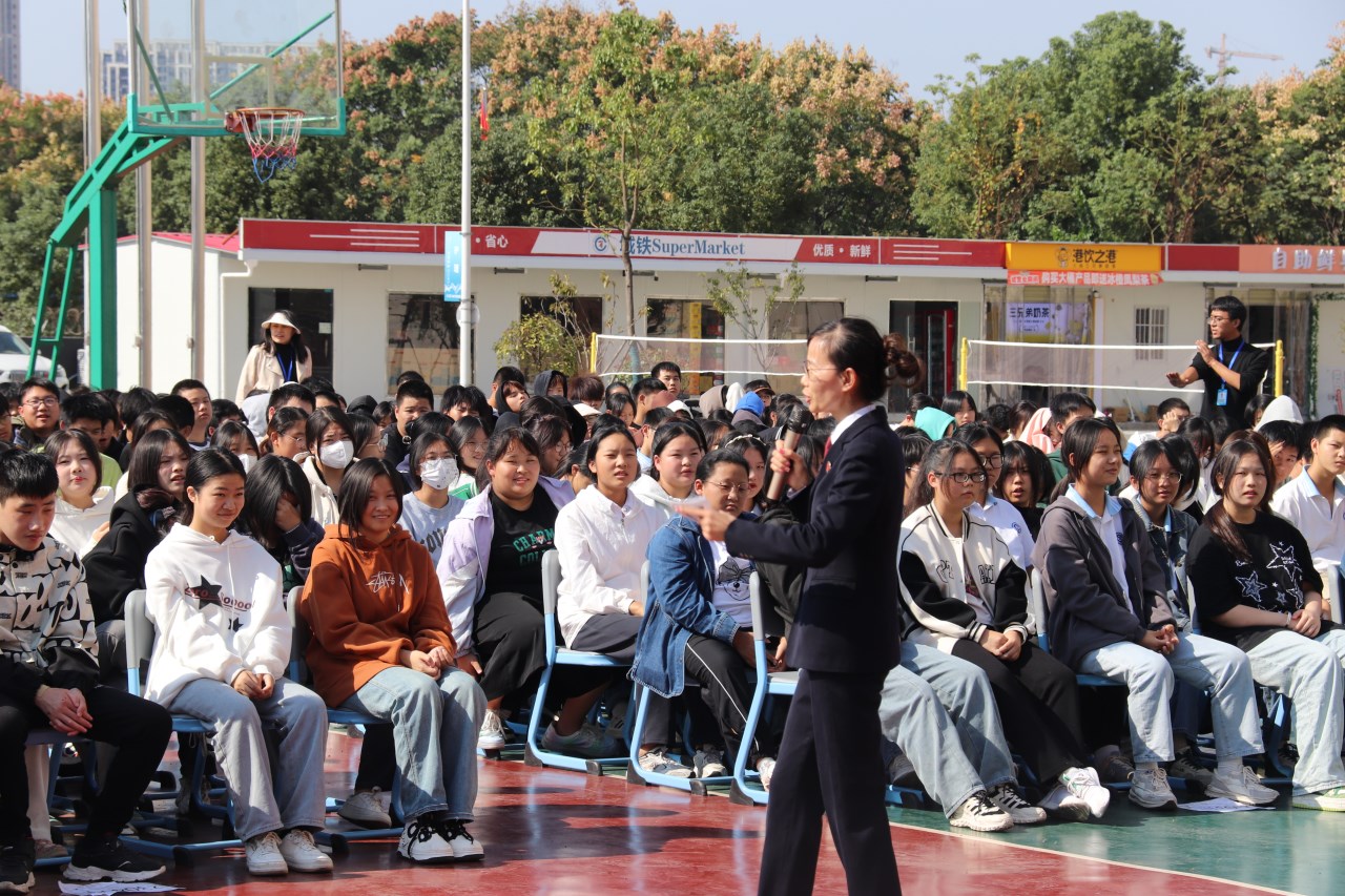 向校园欺凌说不——我校邀请汉南区人民检察院开展法治进校园活动