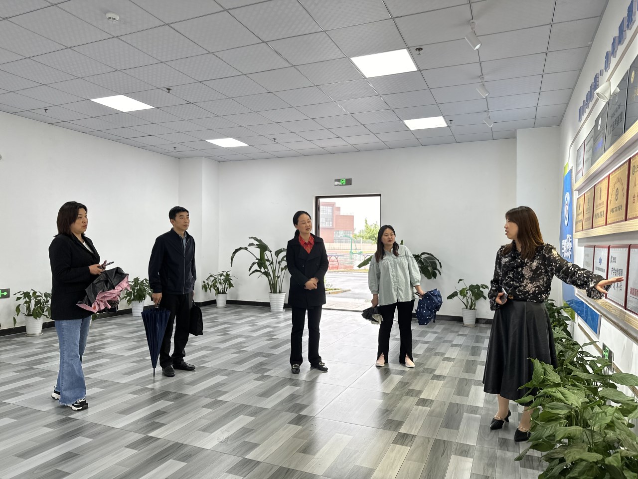 热烈欢迎钟祥市人力资源和社会保障局领导一行莅临我校指导工作