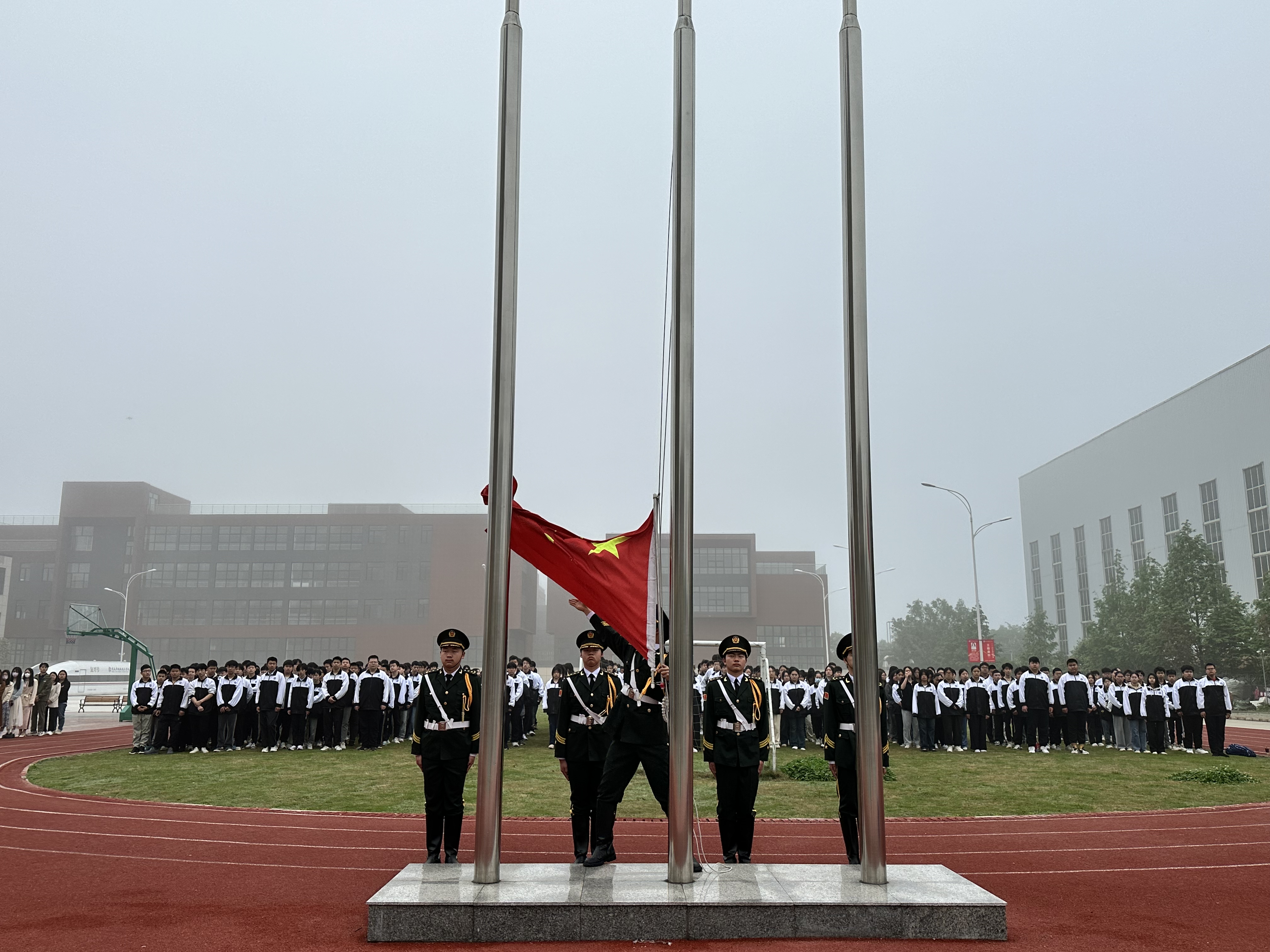 汉城铁举行第十一周升旗仪式暨2023—2024学年上半学期期末考试表彰大