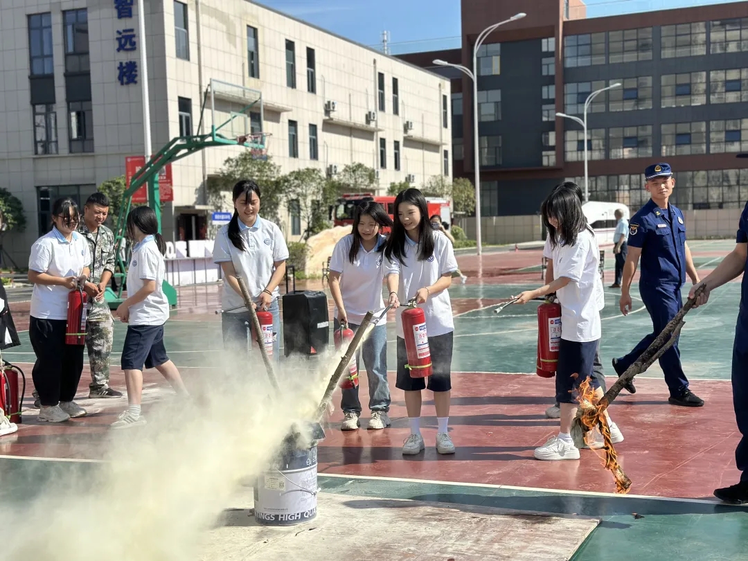 快看！武汉城铁这场校园消防安全演练活动超燃！