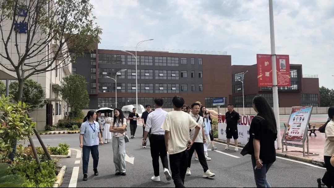 【武汉城铁招生季】又有一大波学生、家长来校参观，引爆夏季招生热潮!